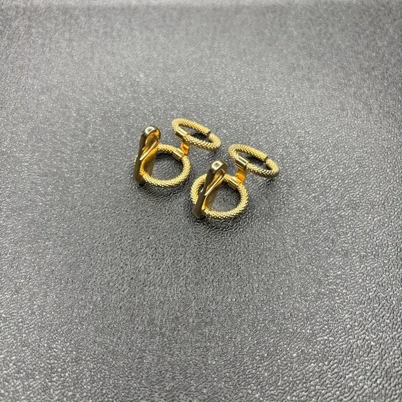 Uniquely Elegant Gold-Tone Cufflinks - Picture 5 of 6